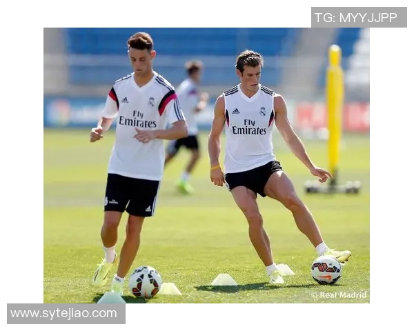 足球明星佩戴头箍的时尚瞬间展现个性与风采的精彩图片合集